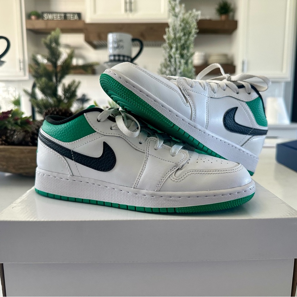 Size 6Y or 7.5 women Jordan 1s